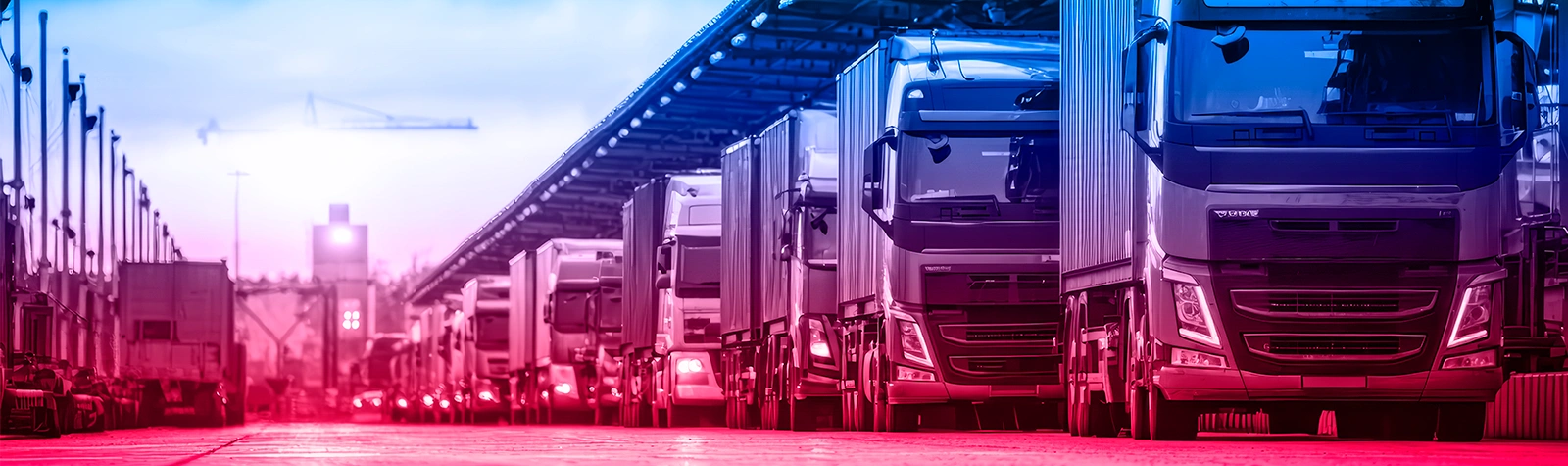 Caminhões parados em pátio de estacionamento da frota